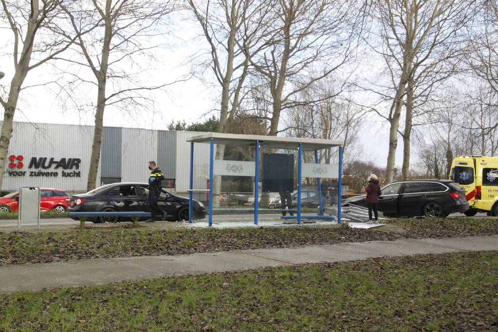 Bushok sneuveld na botsing tussen twee auto's