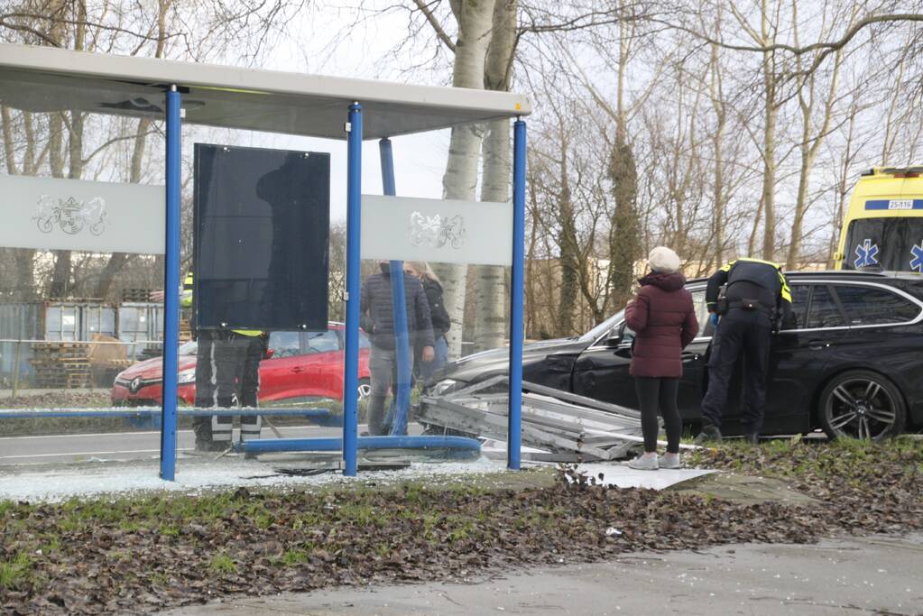 Bushok sneuveld na botsing tussen twee auto's