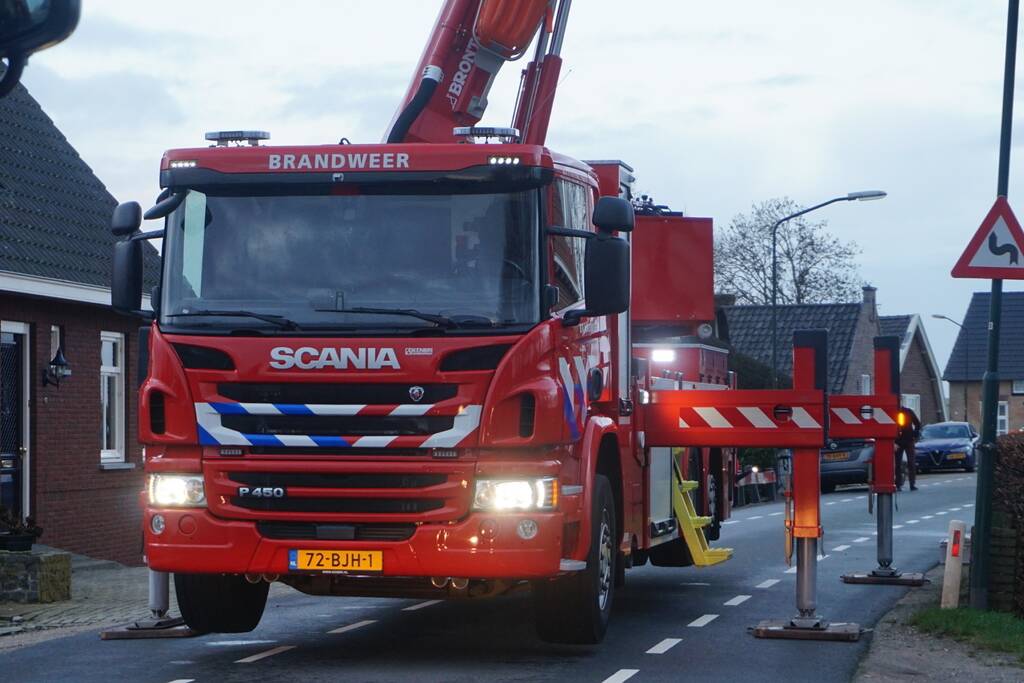 Brandweer veegt schoorsteen na brand