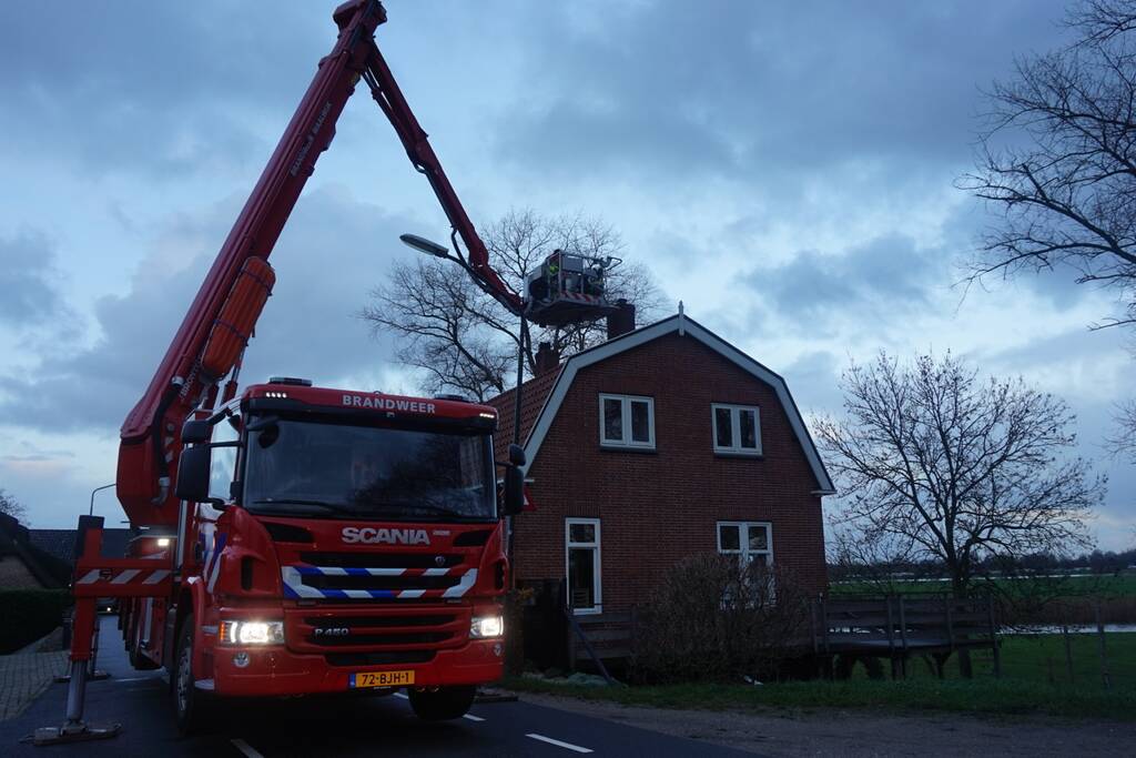 Brandweer veegt schoorsteen na brand