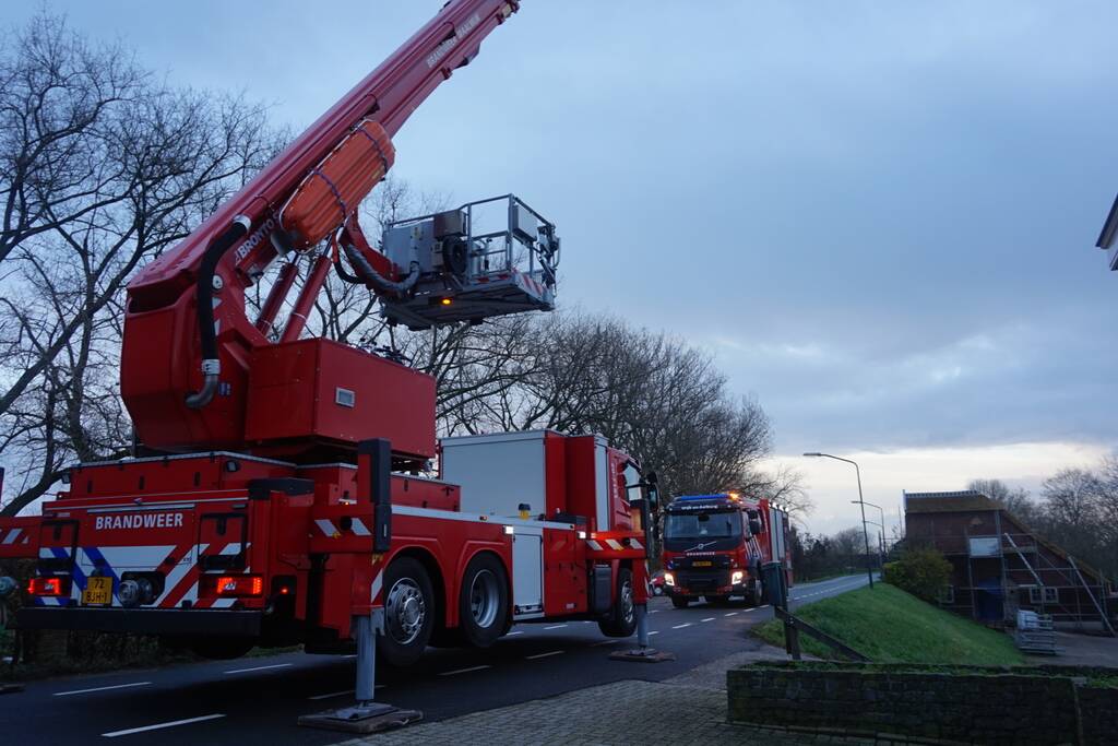 Brandweer veegt schoorsteen na brand
