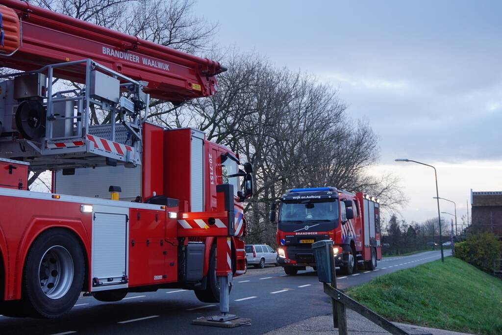 Brandweer veegt schoorsteen na brand