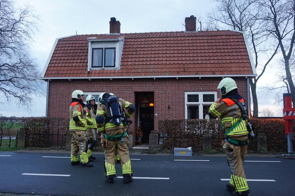 Brandweer veegt schoorsteen na brand