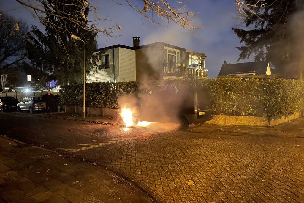 Opnieuw een auto in brand