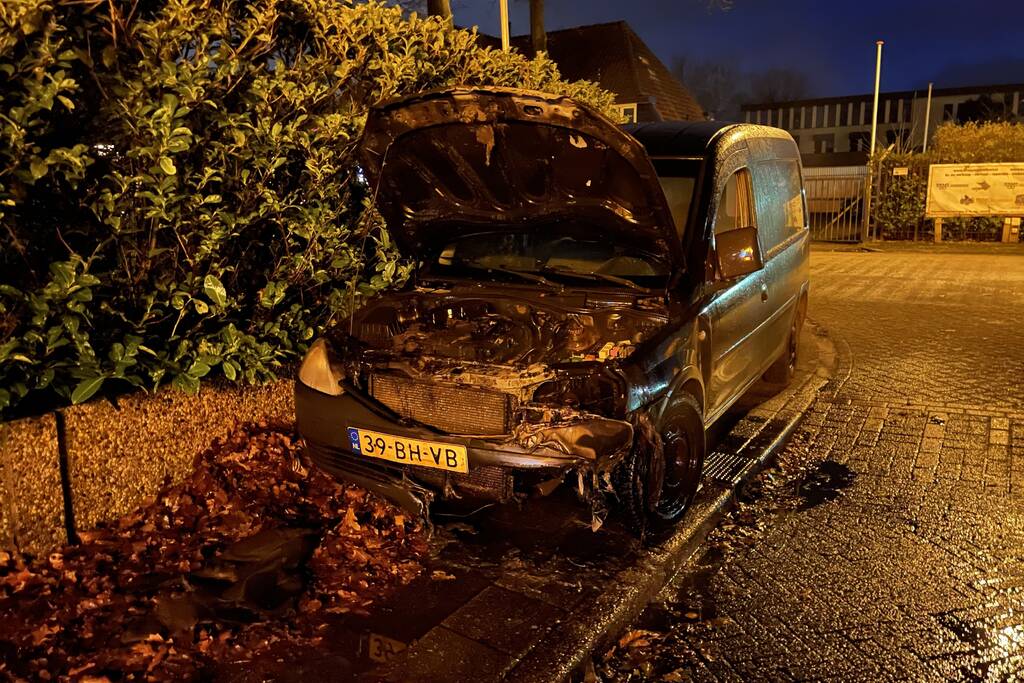 Opnieuw een auto in brand