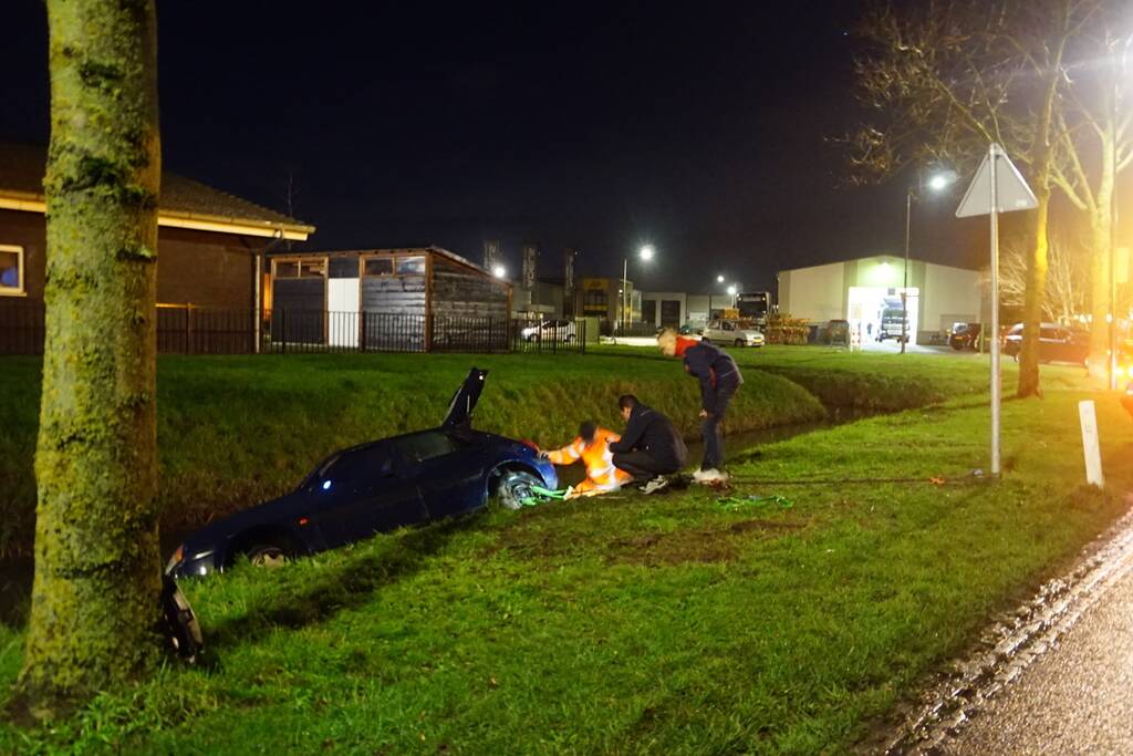 Auto raakt van de weg in een sloot