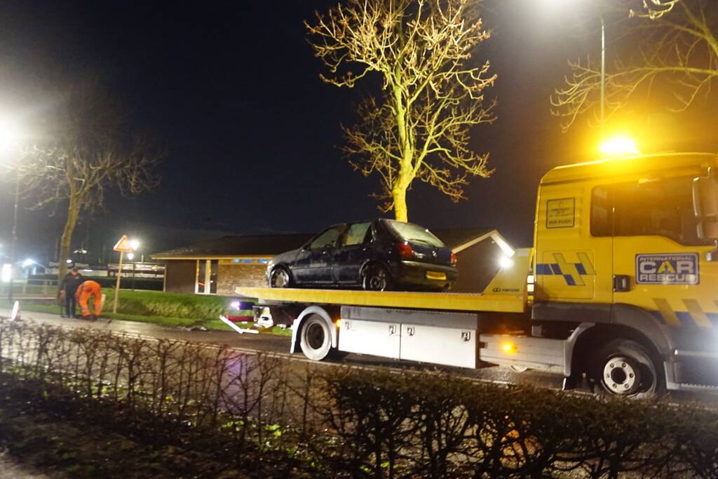 Auto raakt van de weg in een sloot