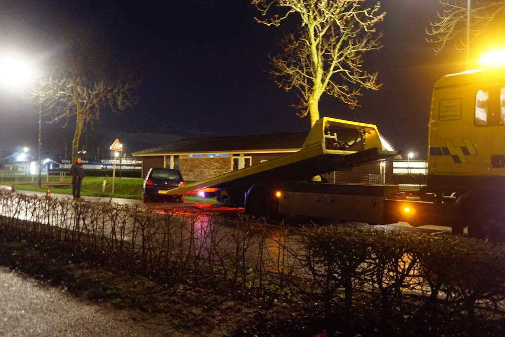 Auto raakt van de weg in een sloot