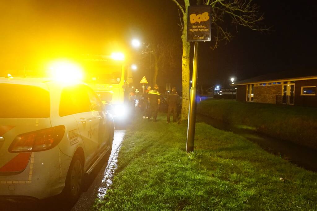 Auto raakt van de weg in een sloot