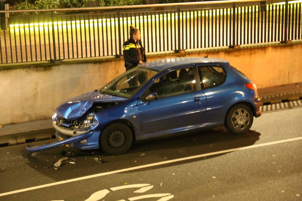 Flinke schade bij verkeersongeval voor brug