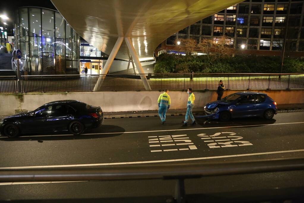 Flinke schade bij verkeersongeval voor brug