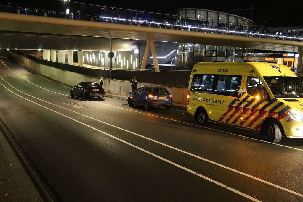 Flinke schade bij verkeersongeval voor brug