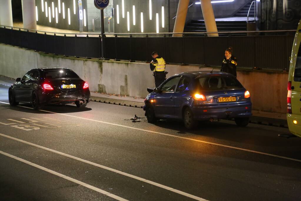 Flinke schade bij verkeersongeval voor brug
