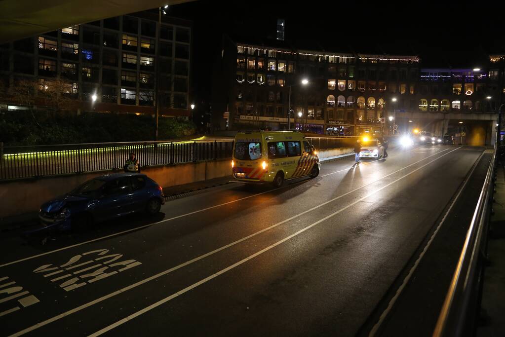Flinke schade bij verkeersongeval voor brug