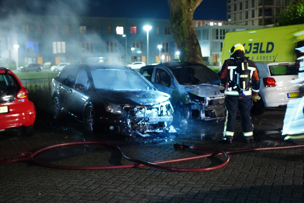 Twee auto's volledig uitgebrand