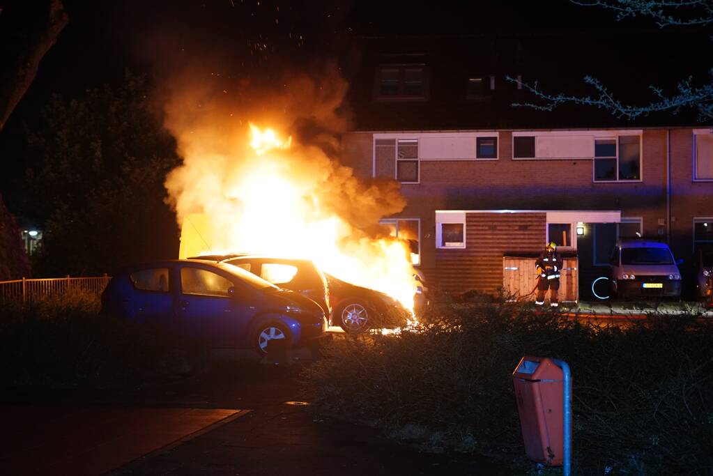 Twee auto's volledig uitgebrand