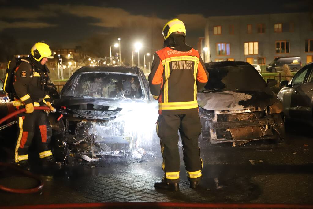 Twee auto's volledig uitgebrand