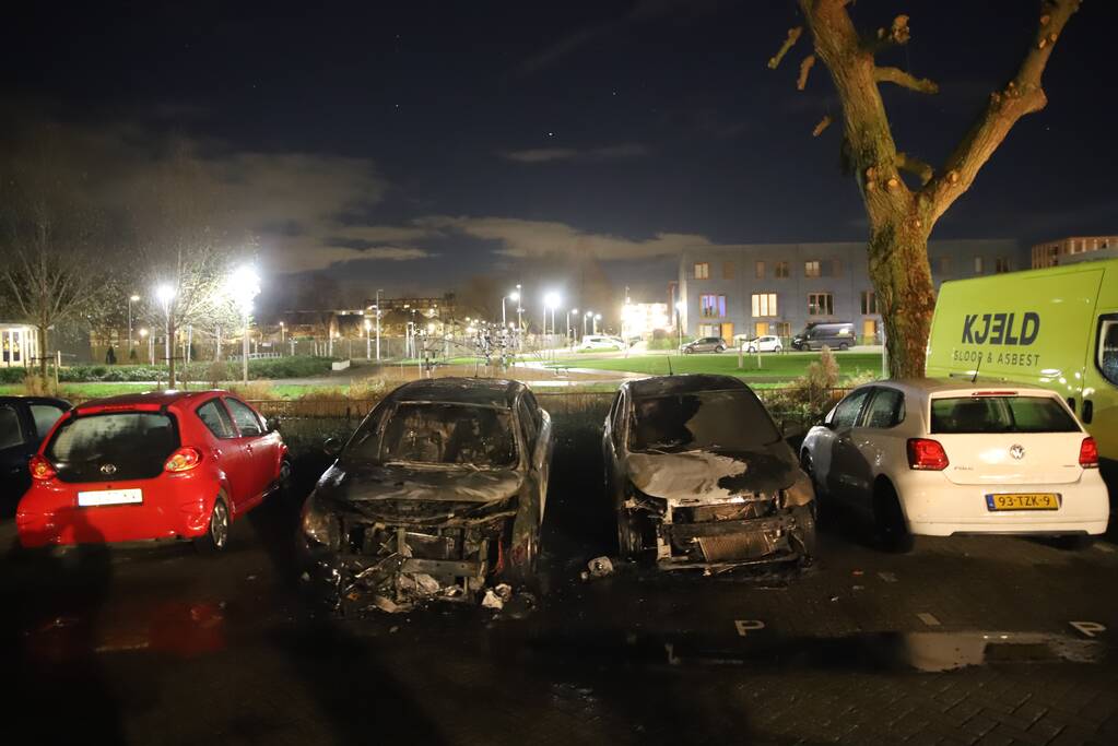 Twee auto's volledig uitgebrand