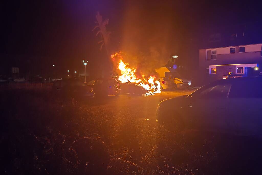 Twee auto's volledig uitgebrand