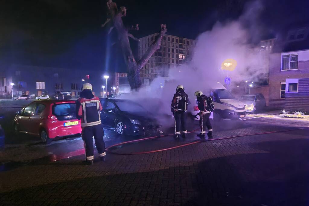 Twee auto's volledig uitgebrand