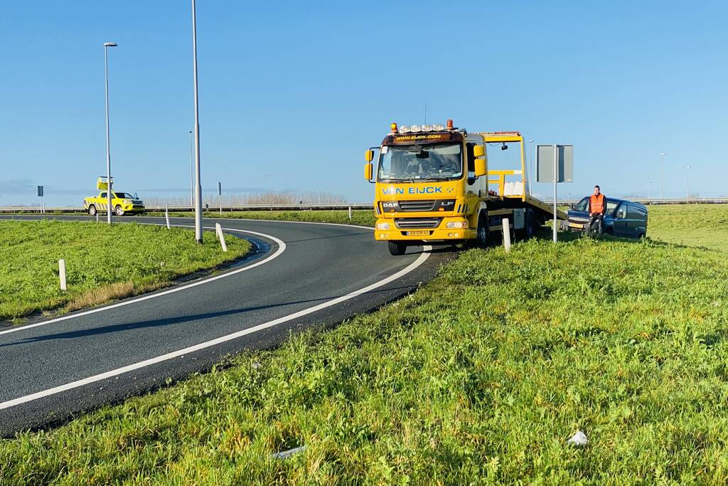 Auto uit de bocht gevlogen op afrit