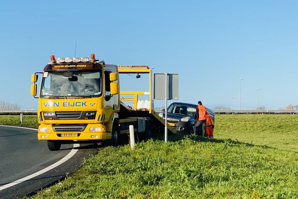 Auto uit de bocht gevlogen op afrit