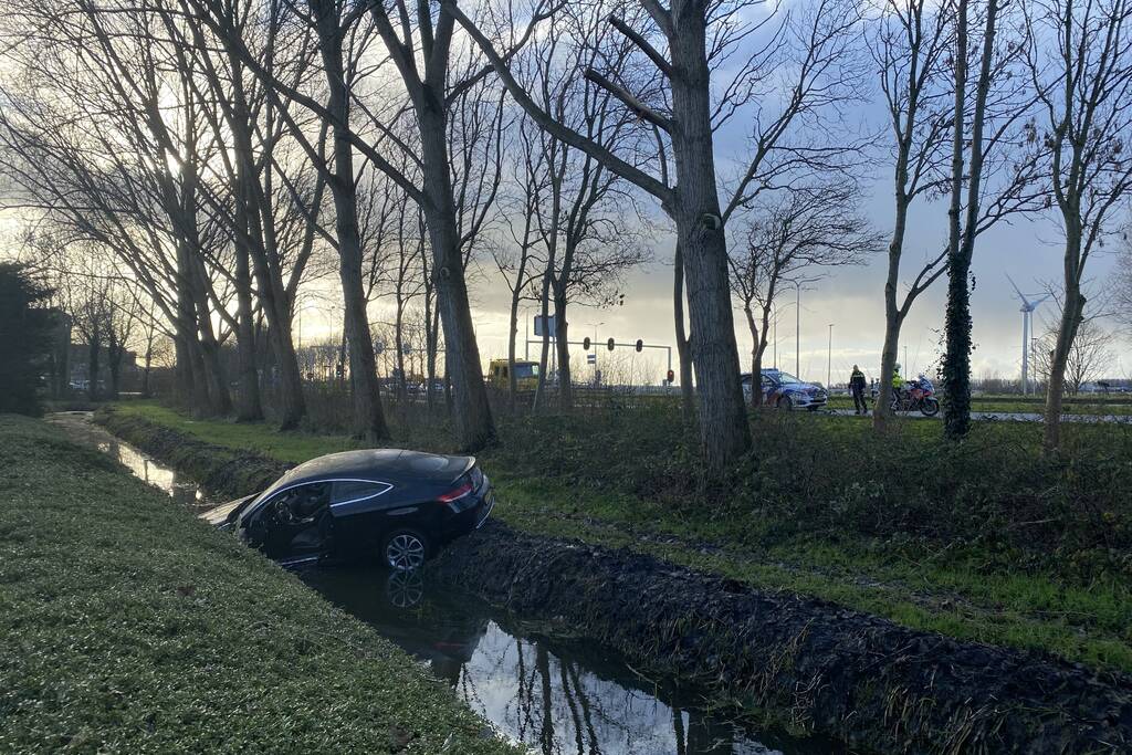 Bestuurder belandt met auto in sloot