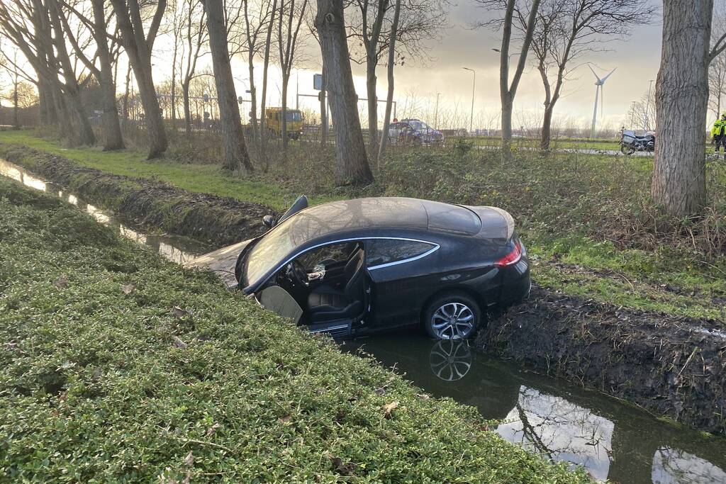Bestuurder belandt met auto in sloot