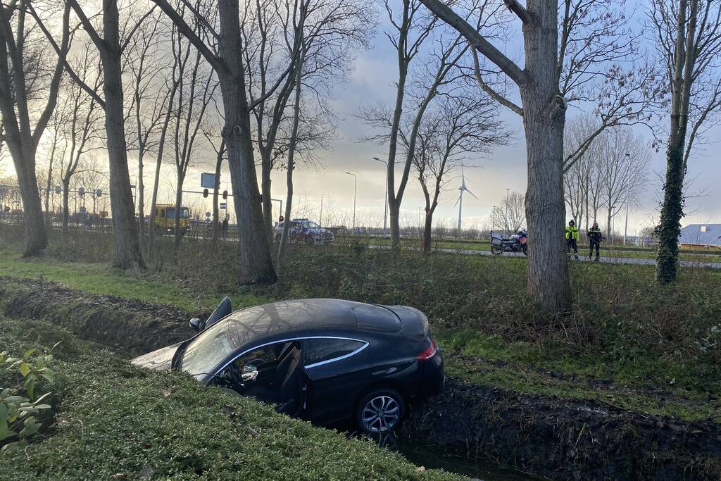 Bestuurder belandt met auto in sloot