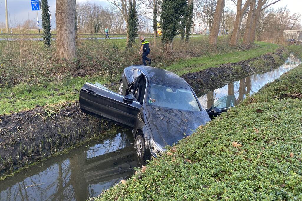 Bestuurder belandt met auto in sloot