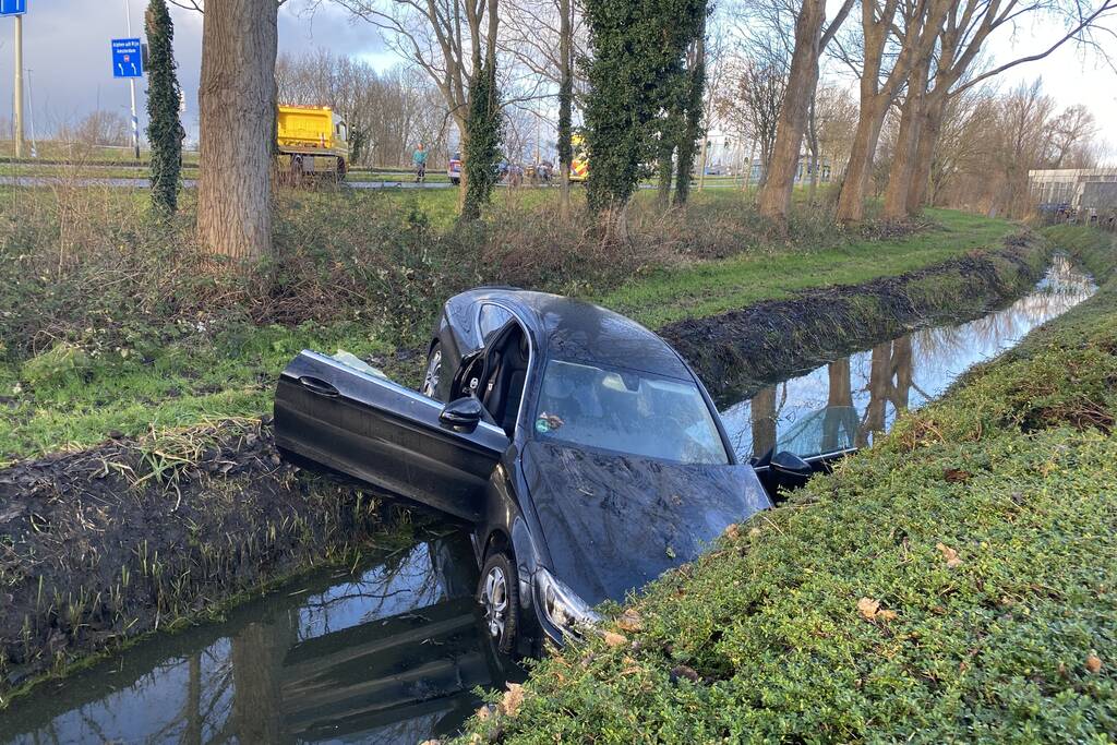 Bestuurder belandt met auto in sloot