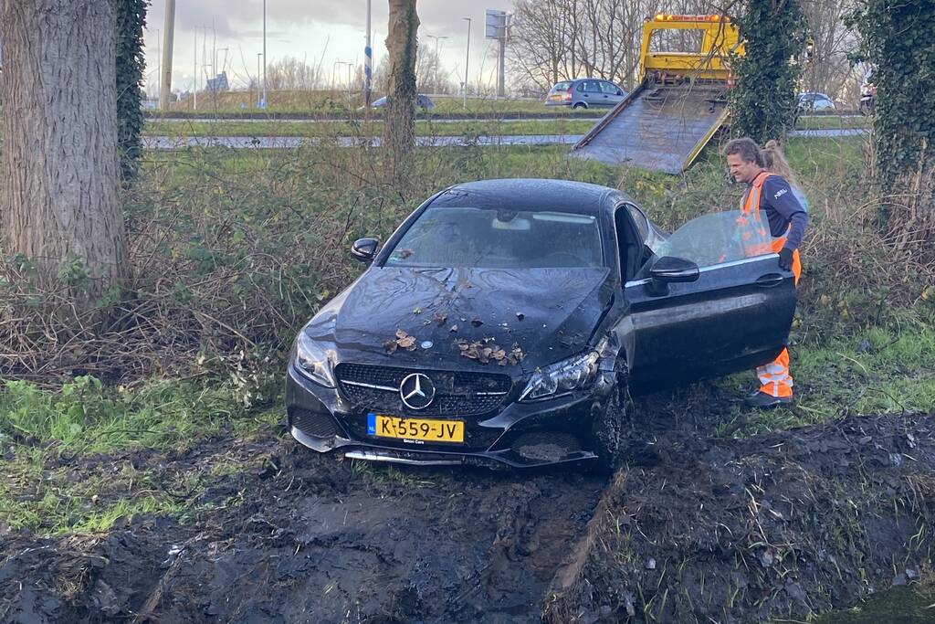 Bestuurder belandt met auto in sloot