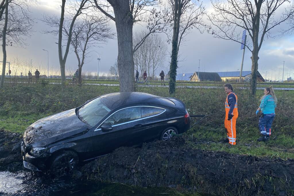 Bestuurder belandt met auto in sloot