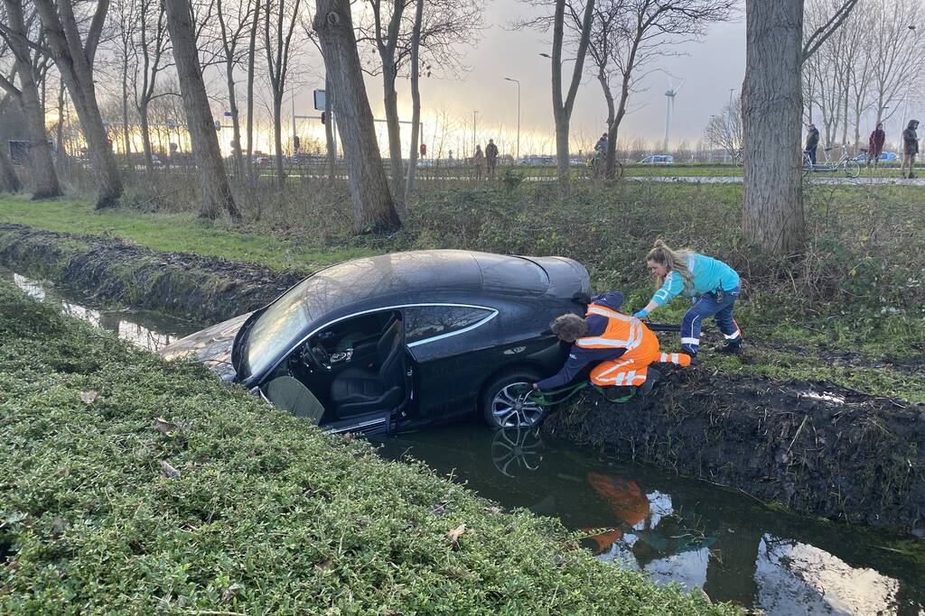 Bestuurder belandt met auto in sloot