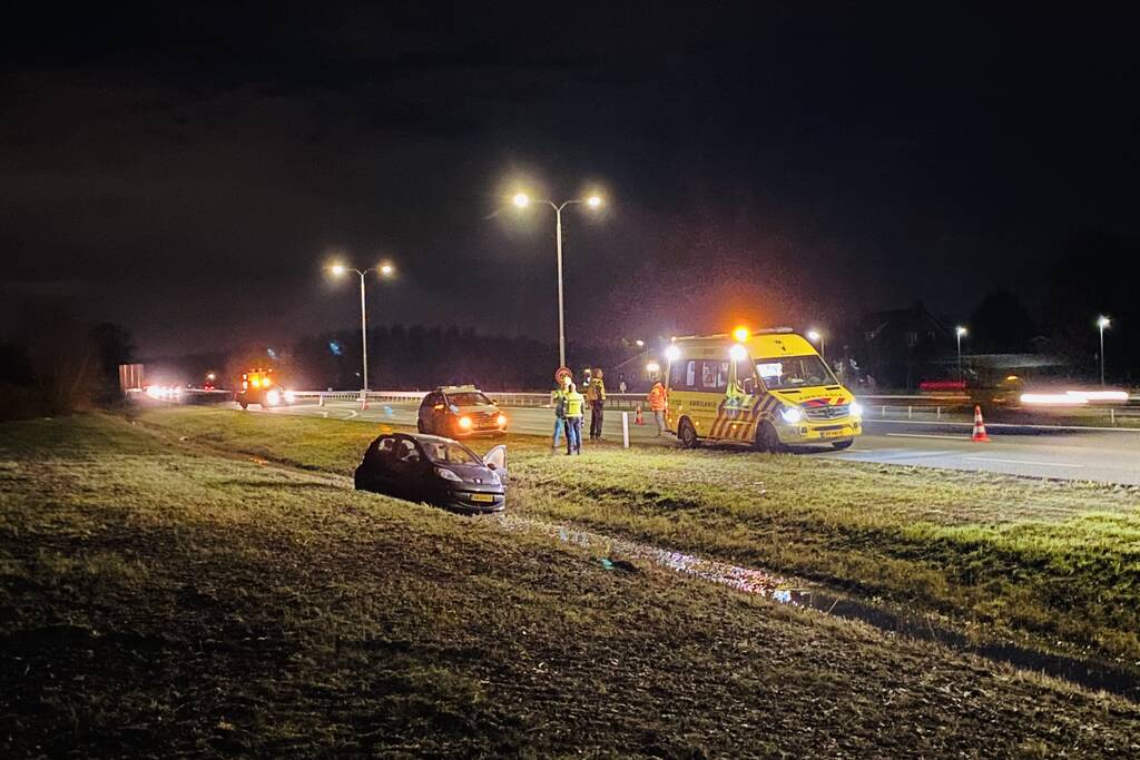 Automobilist belandt in sloot