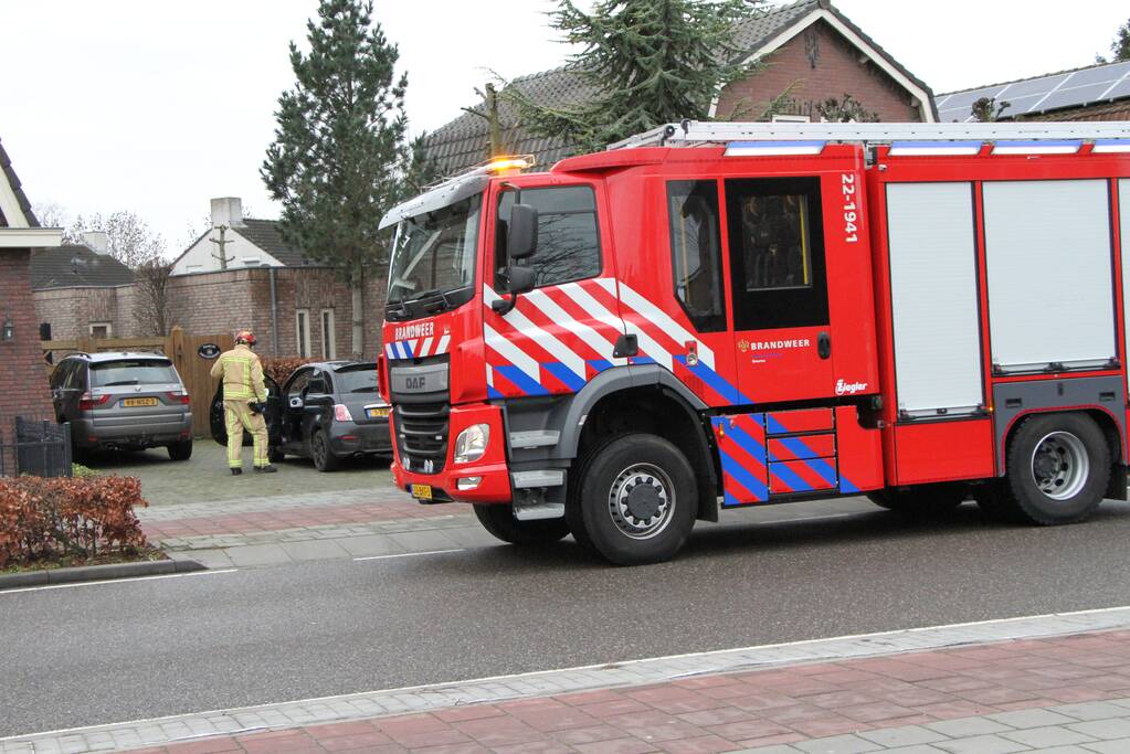 Vrouw zit klem in stoel van auto