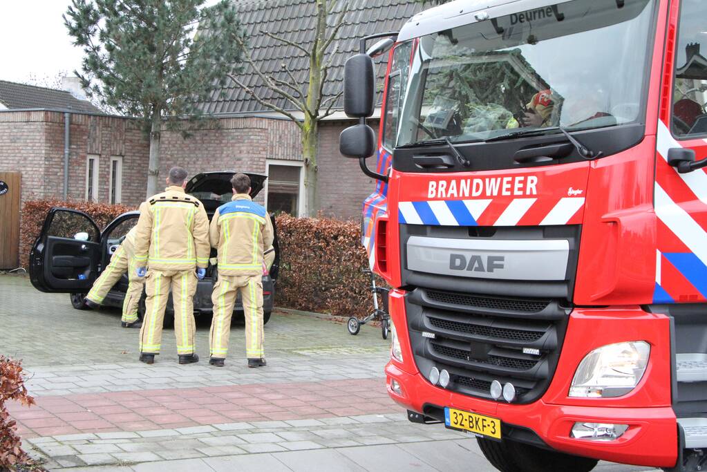 Vrouw zit klem in stoel van auto