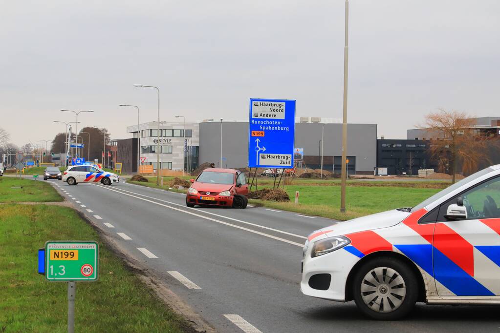 Auto belandt in sloot na frontale aanrijding
