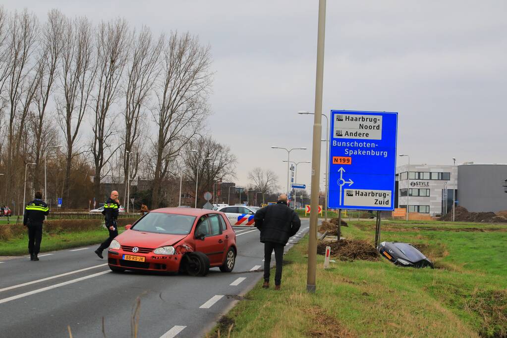Auto belandt in sloot na frontale aanrijding