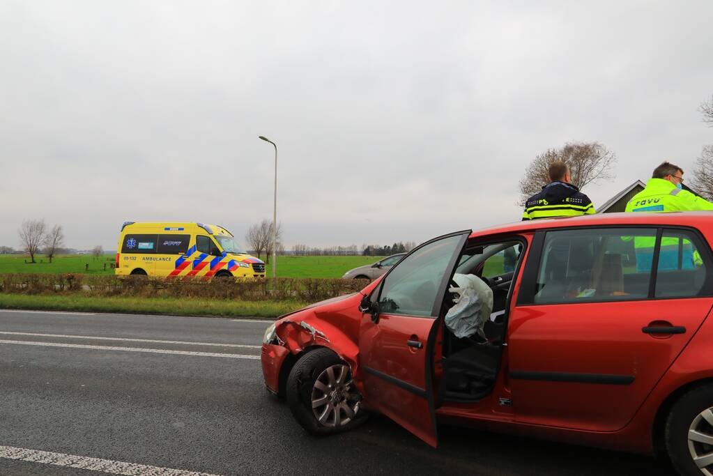 Auto belandt in sloot na frontale aanrijding
