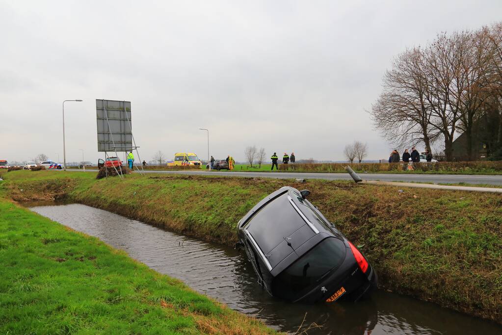 Auto belandt in sloot na frontale aanrijding