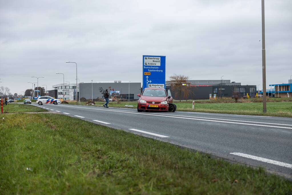 Auto belandt in sloot na frontale aanrijding