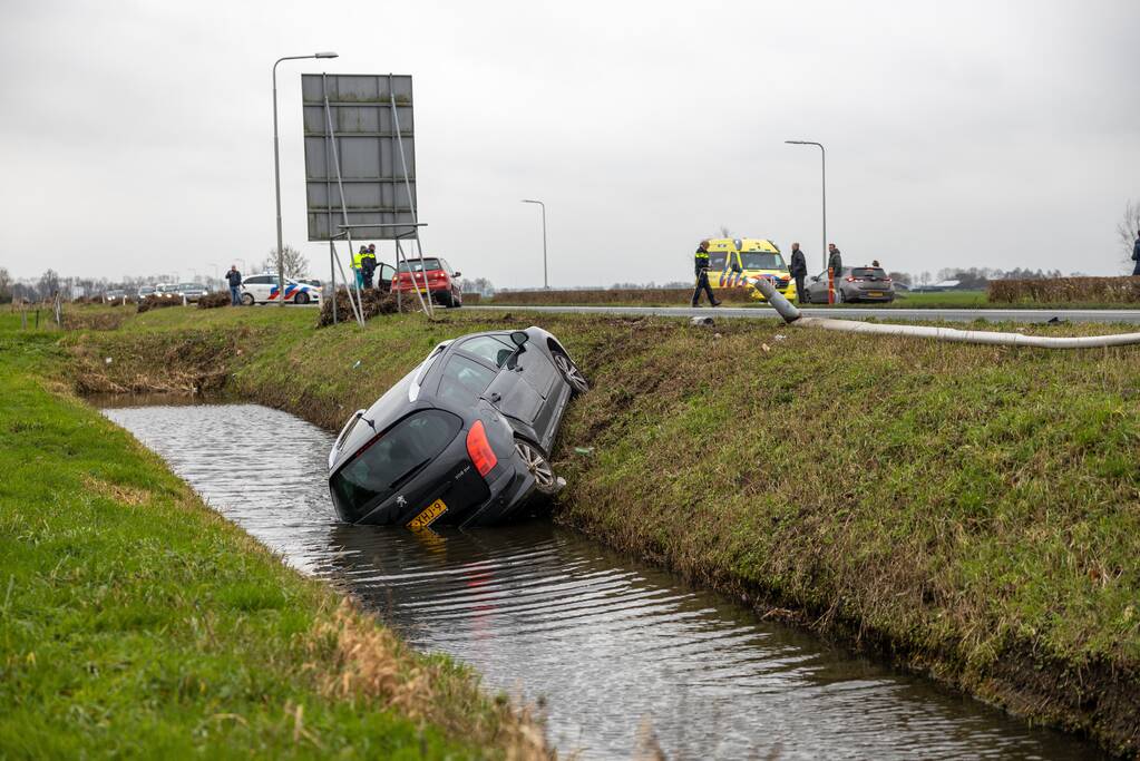 Auto belandt in sloot na frontale aanrijding