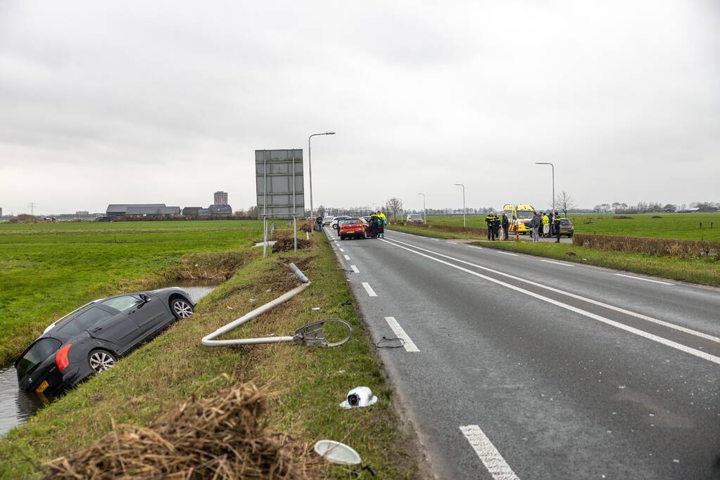Auto belandt in sloot na frontale aanrijding