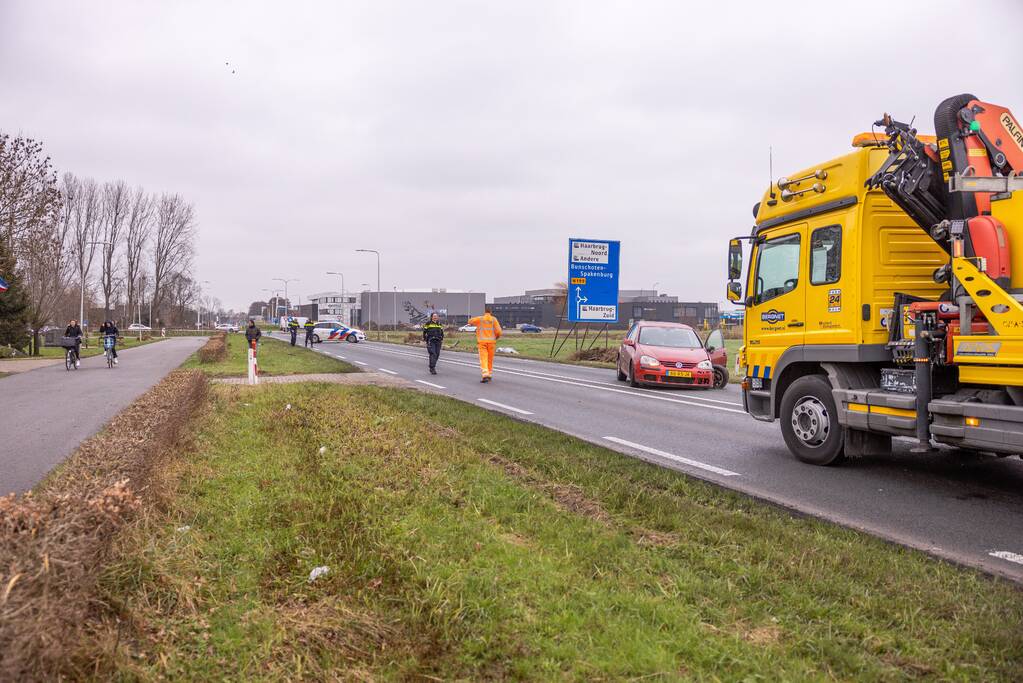 Auto belandt in sloot na frontale aanrijding