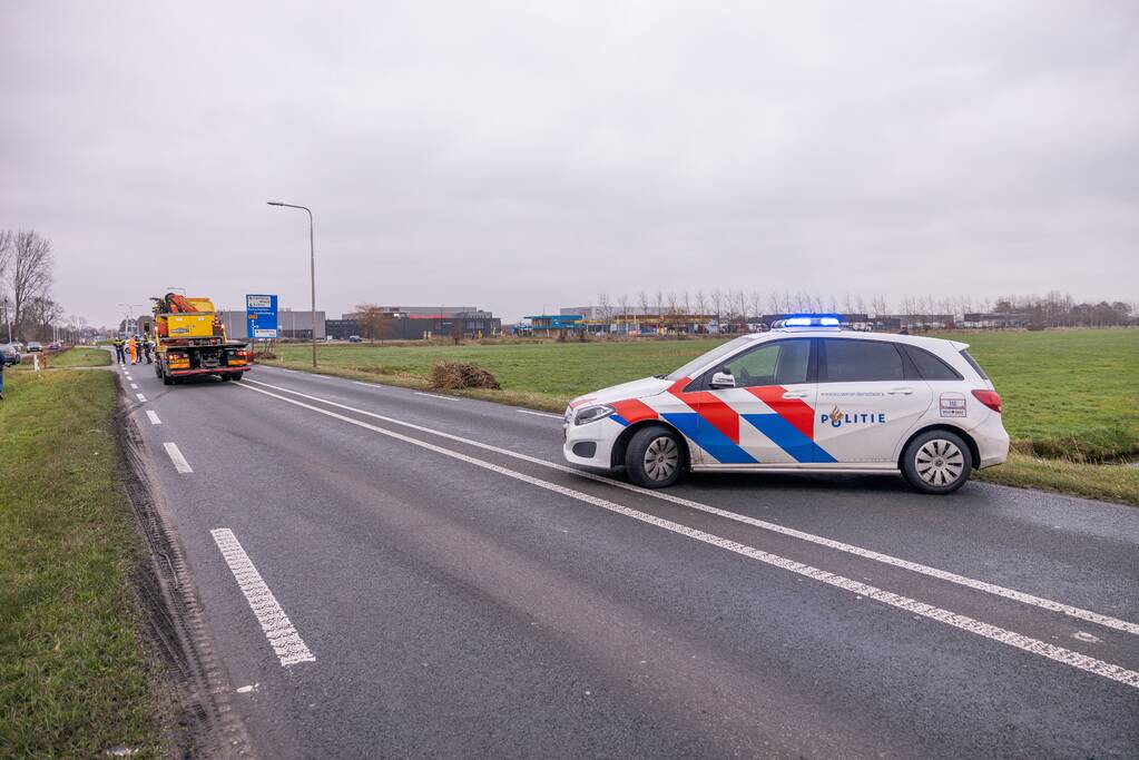 Auto belandt in sloot na frontale aanrijding
