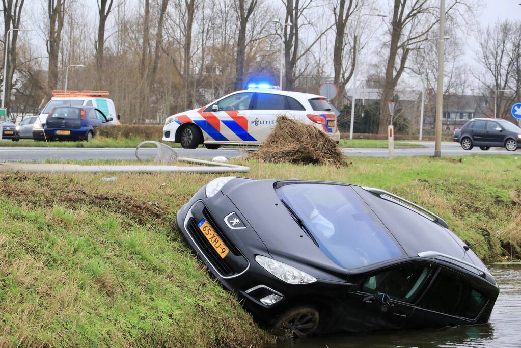 Auto belandt in sloot na frontale aanrijding
