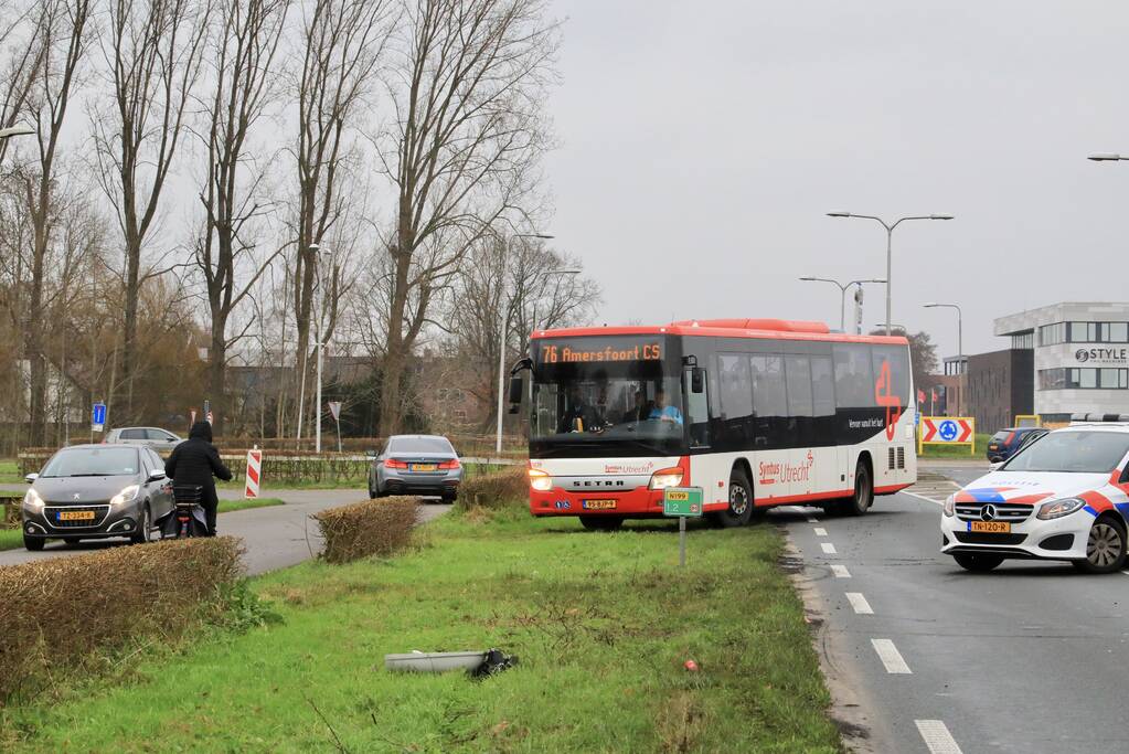 Auto belandt in sloot na frontale aanrijding