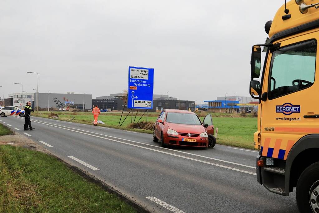 Auto belandt in sloot na frontale aanrijding