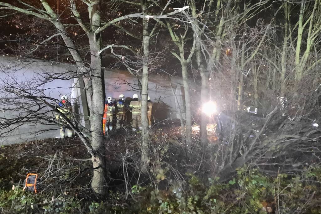Auto uit de bocht gevlogen en in bosjes geëindigd